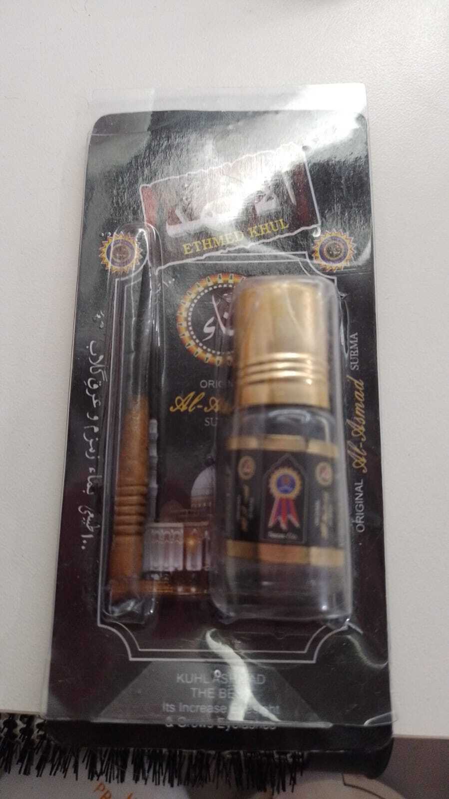 🕋 SUNNA DEL USO DEL KHOL (ITHMID)📖 1. Hadiz auténtico – Recomendación directa del Profeta ﷺIbn ‘Abbās (رضي الله عنه) narró:“El Mensajero de Allah ﷺ dijo:‘Usen kohl de ithmid, porque aclara la vista y hace crecer las pestañas.’”🔹 Fuente:Sunan Abū Dāwūd (n.º 3878)At-Tirmidhī (n.º 1757)Clasificado como ḥasan ṣaḥīḥ